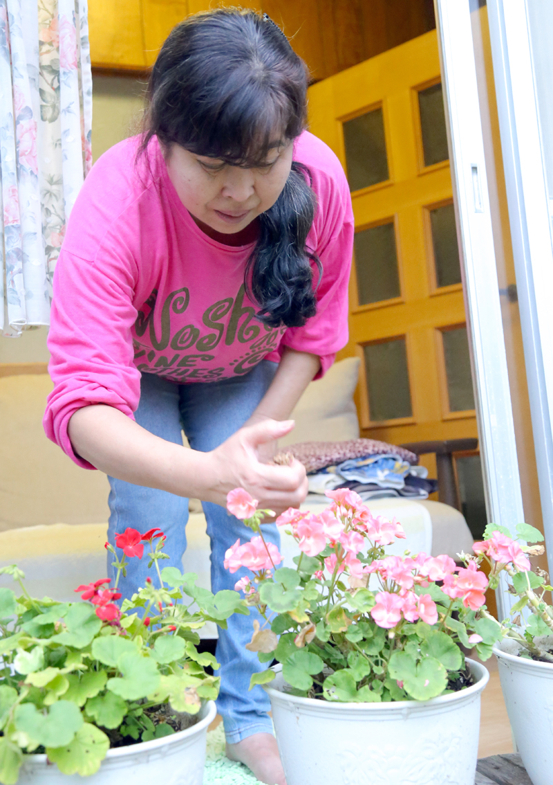 花の手入れをする藤川さん